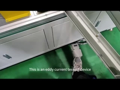 Una unidad de corriente de redondo detecta dos piezas de trabajo simultáneamente: discos y tubos de cobre.