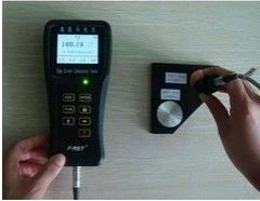 Un buen precio. Dos unidades de medida, medidor de conductividad de corriente de redondo, piezas de trabajo con capas delgadas no conductoras en línea